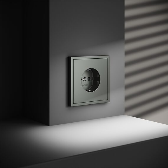 Розетка встраиваемая VOLTUM S70 с заземлением и защитными шторками, 16А, (титан), изображение 3