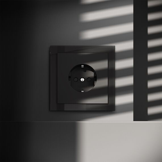 Розетка встраиваемая VOLTUM S70 с заземлением и защитными шторками, 16А, (черный матовый), изображение 2