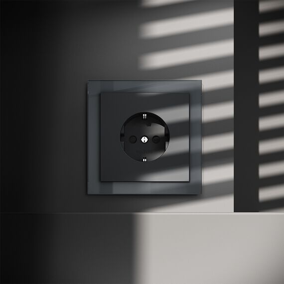 Розетка встраиваемая VOLTUM S70 с заземлением и защитными шторками, 16А, (графит), изображение 2