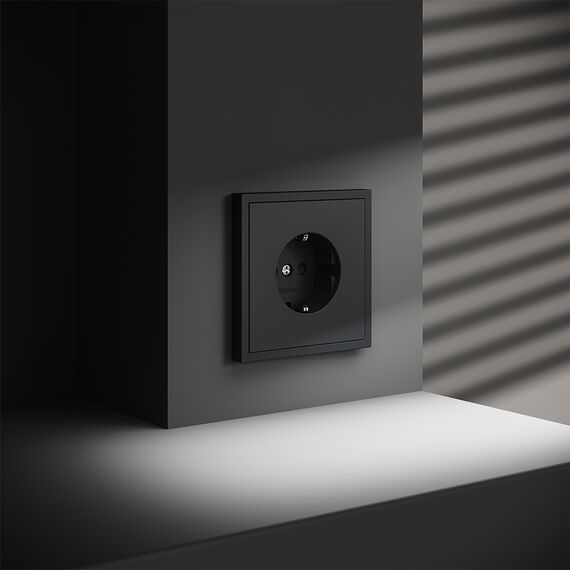 Розетка встраиваемая VOLTUM S70 с заземлением и защитными шторками, 16А, (графит), изображение 3